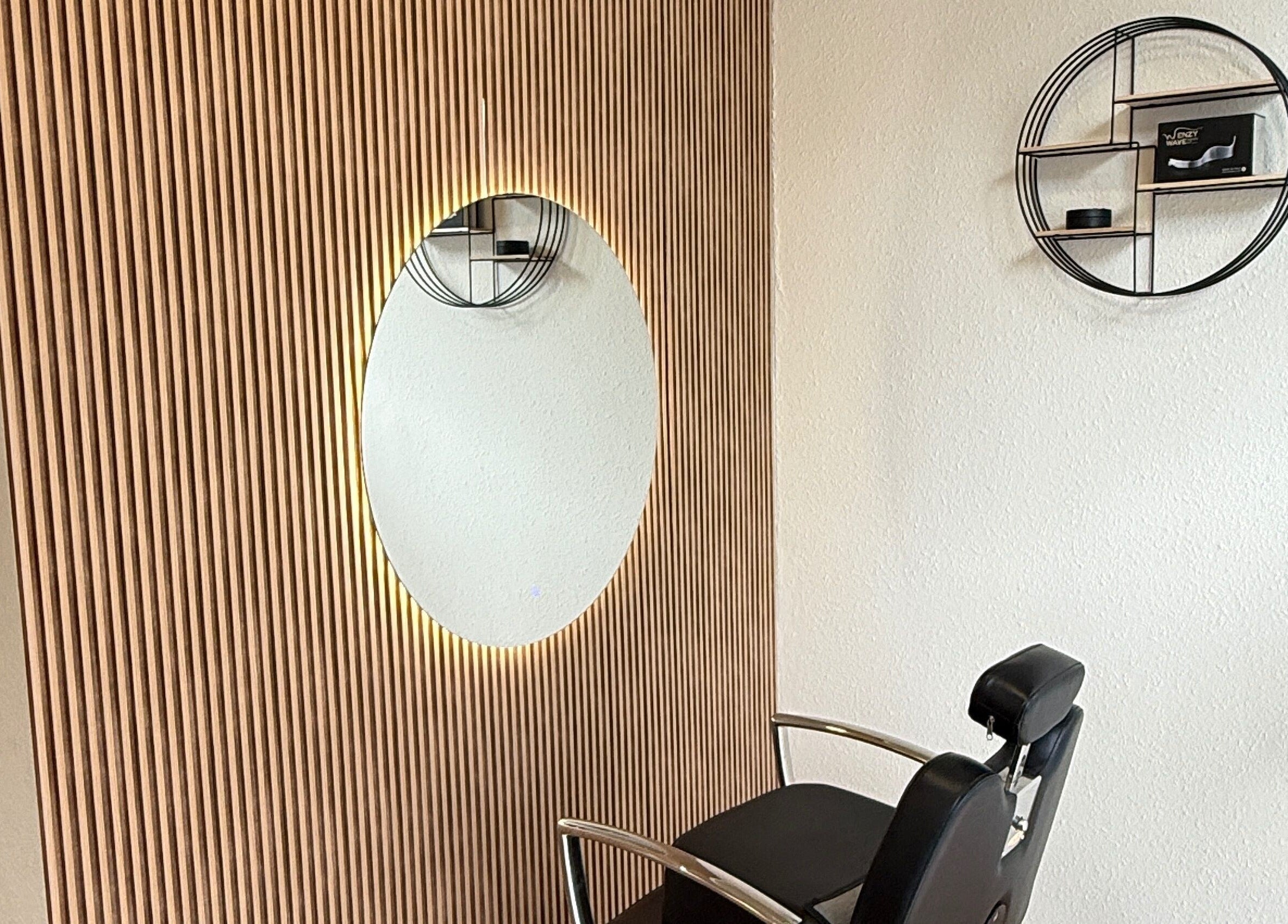 Estación de trabajo elegante en Perruqueria Mavi, Blanes, Catalunya, ES con espejo iluminado y silla moderna.