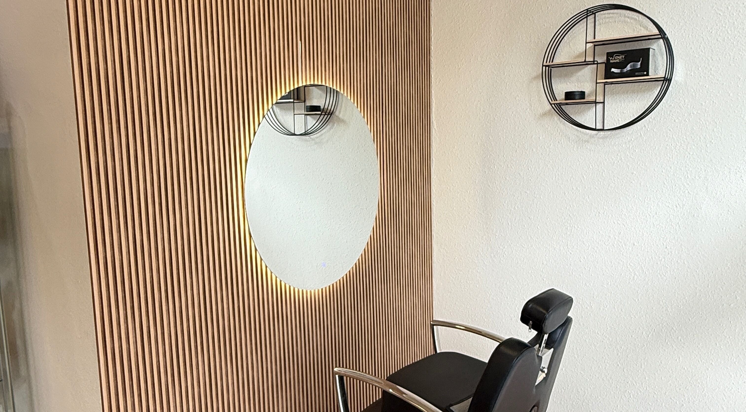 Estación de trabajo elegante en Perruqueria Mavi, Blanes, Catalunya, ES con espejo iluminado y silla moderna.