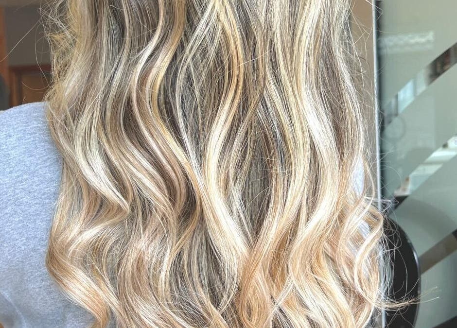 Peinado de ondas rubias brillantes en Perruqueria Mavi, Blanes, Catalunya, ES.