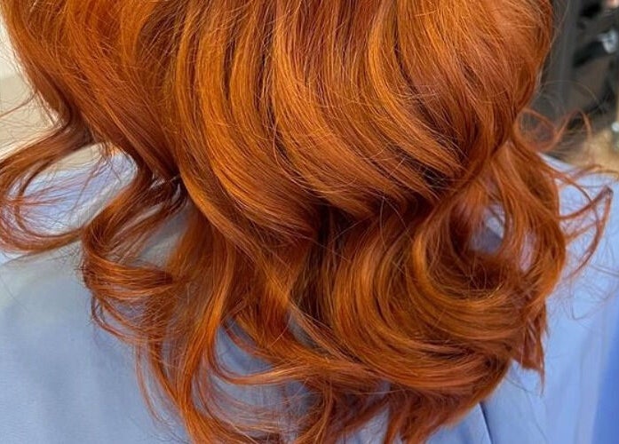 Deslumbrante cabello cobrizo en Perruqueria Mavi, Blanes, Catalunya, ES.