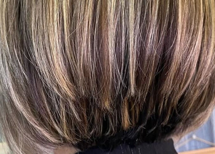 Corte de pelo moderno y brillante en Perruqueria Mavi, Blanes, Catalunya, ES.