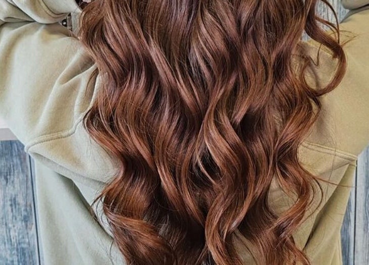 Cabello ondulado en Perruqueria Mavi, Blanes, Catalunya, ES. Estilo sofisticado y moderno.