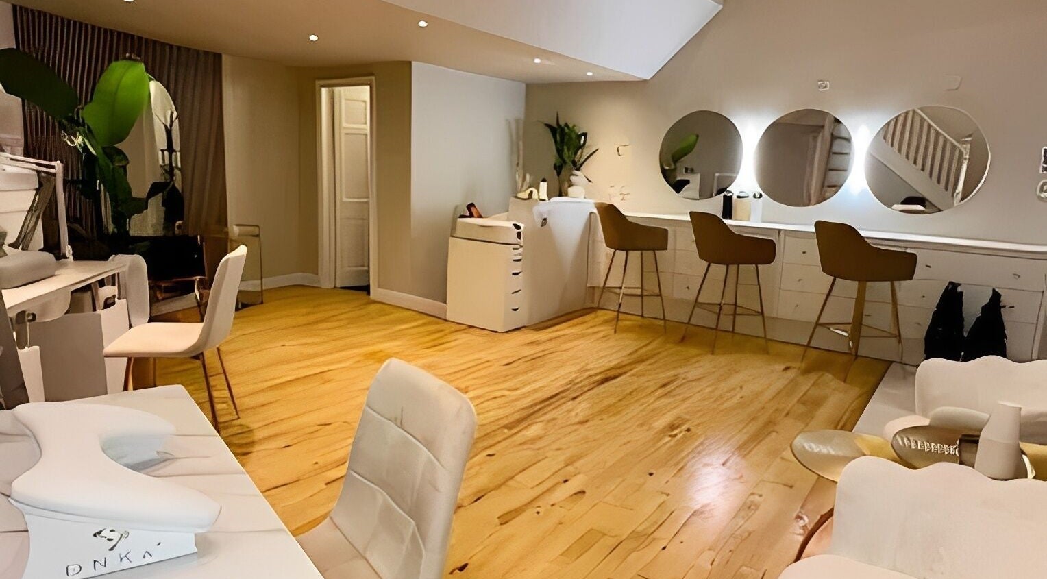 Elegant interior of Bella - Beauty by Izabela Galon, Kilkenny, County Kilkenny, IE showcasing chic styling chairs and mirrors.