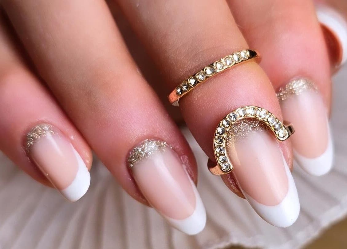 Manucure élégante avec strass à La Frenchie Onglerie, Montréal, Québec, CA.