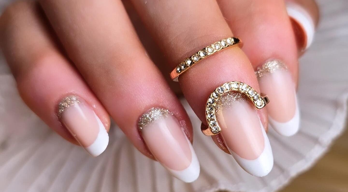 Manucure élégante avec strass à La Frenchie Onglerie, Montréal, Québec, CA.