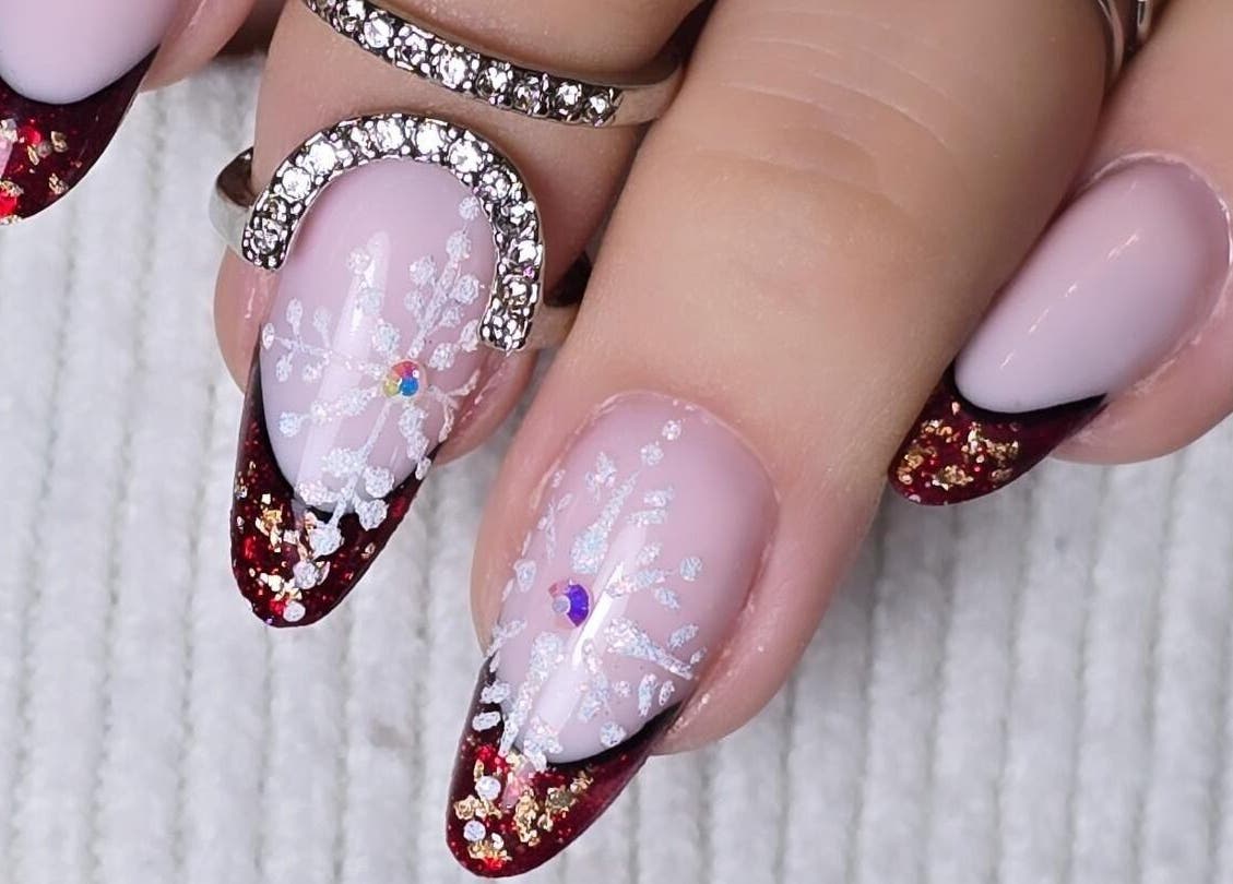 Des ongles manucurés avec des motifs festifs brillants chez La Frenchie Onglerie, Montréal, Québec, CA.