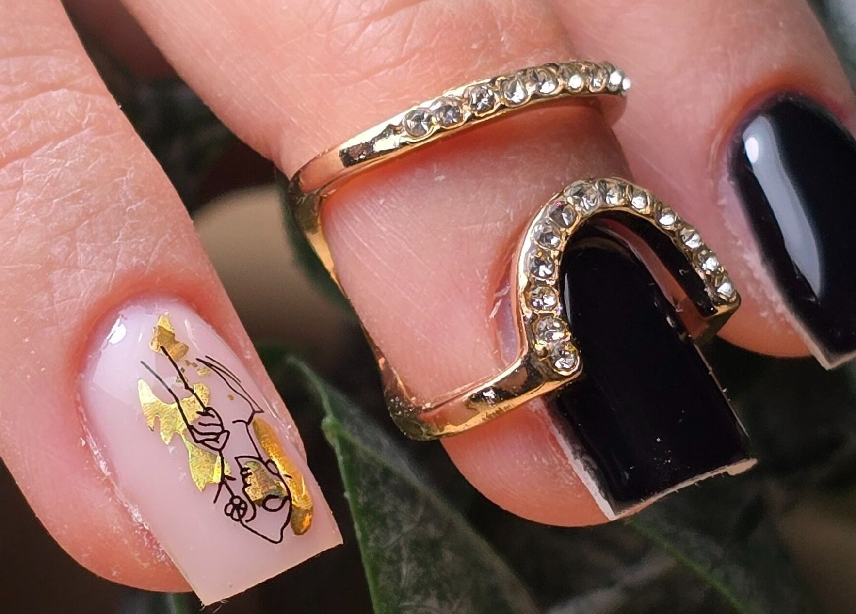 Manucure élégante avec motifs dorés à La Frenchie Onglerie, Montréal, Québec, CA.