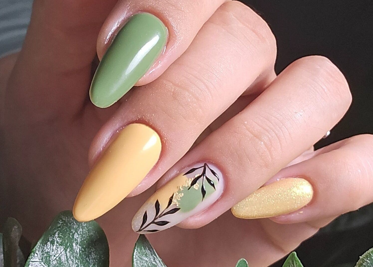 Design unique de manucure chez La Frenchie Onglerie, Montréal, Québec, CA. Ongles verts et jaunes élégants.