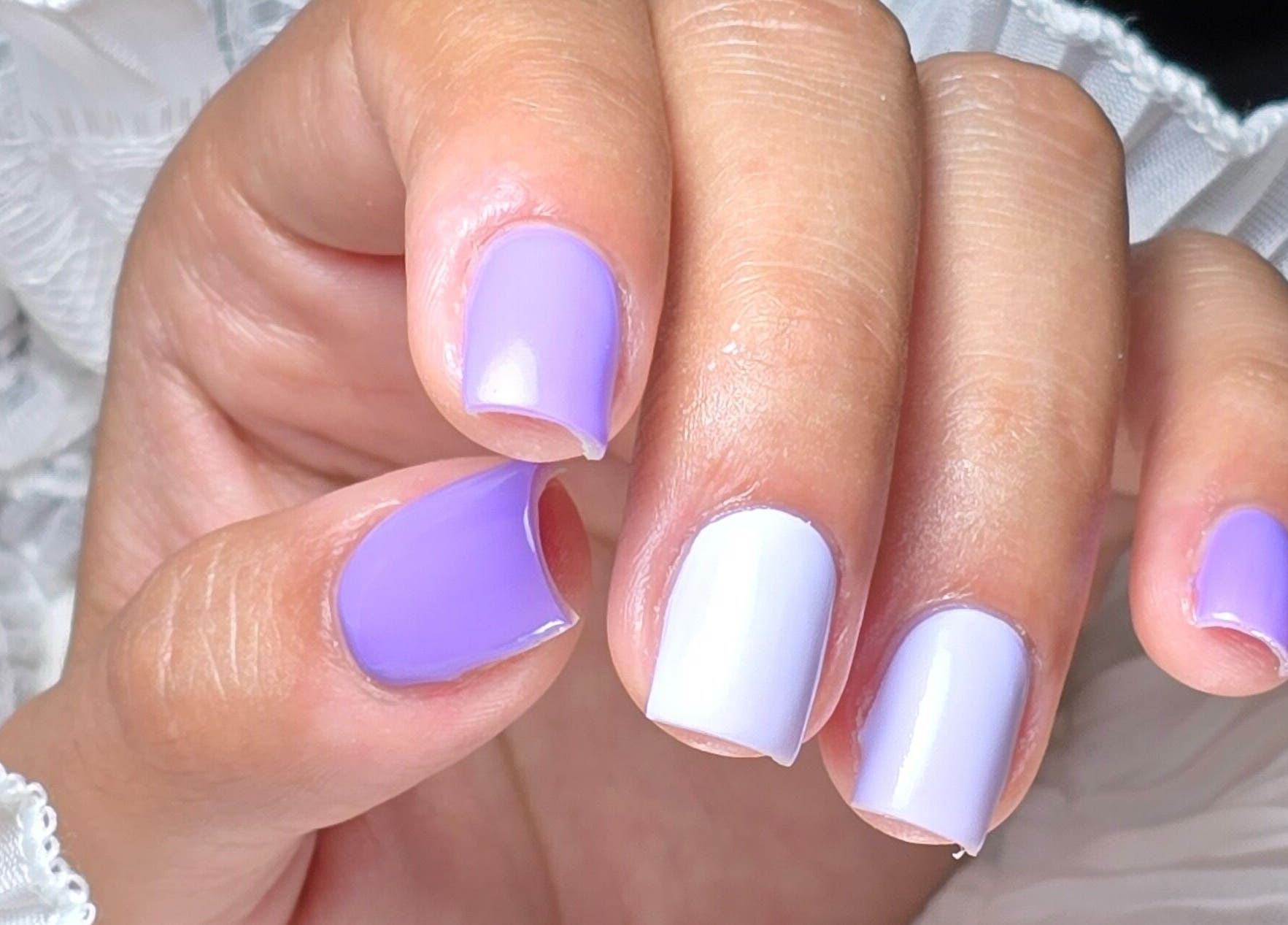 Ongles lavande et blanc à La Frenchie Onglerie, Montréal, Québec, CA. Style élégant et moderne.