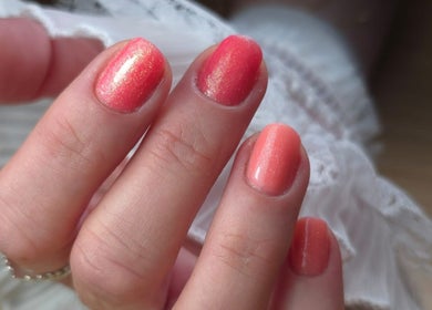 Vernis rose scintillant à La Frenchie Onglerie, Montréal, Québec, CA. Design chic et raffiné pour ongles glamour.