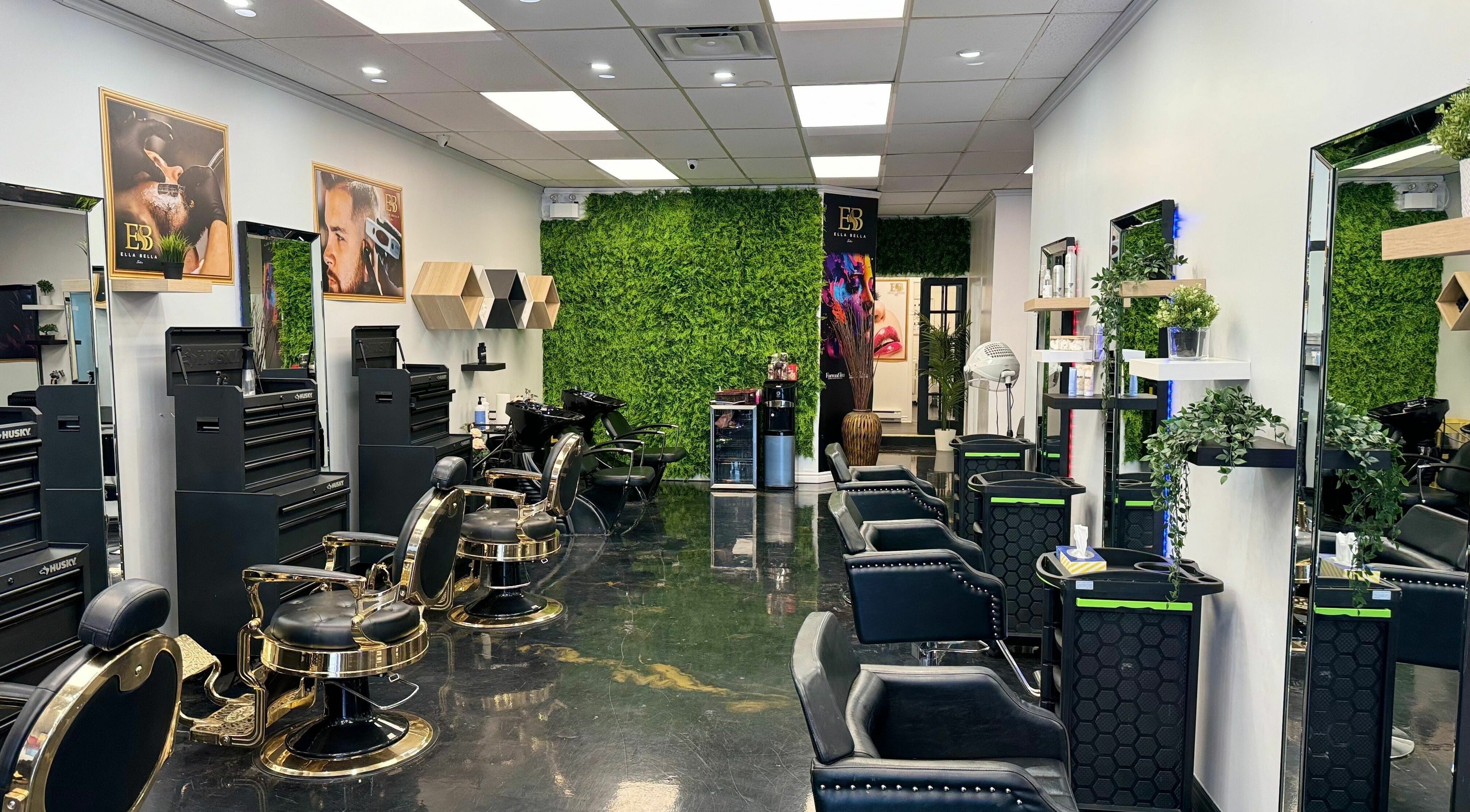 Intérieur moderne du salon Ella Bella Coiffure à Brossard, Québec, CA avec fauteuils élégants et décoration végétale.
