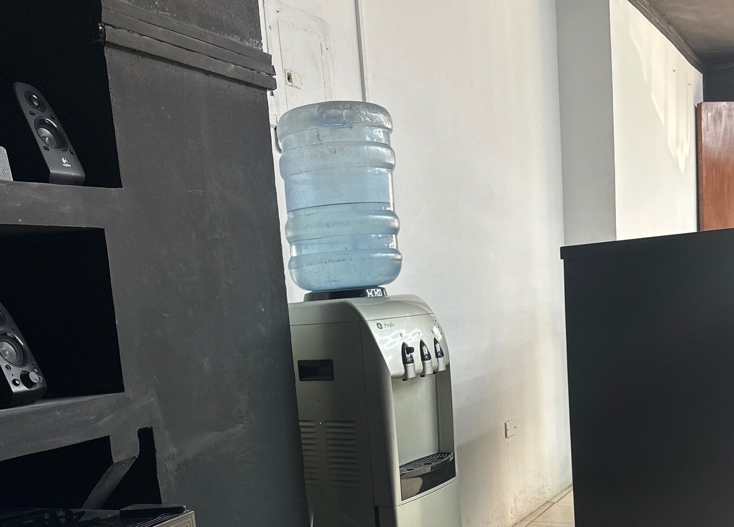 Área de recepción en Tonsor Studio, San Cristóbal, Táchira, VE, con dispensador de agua.