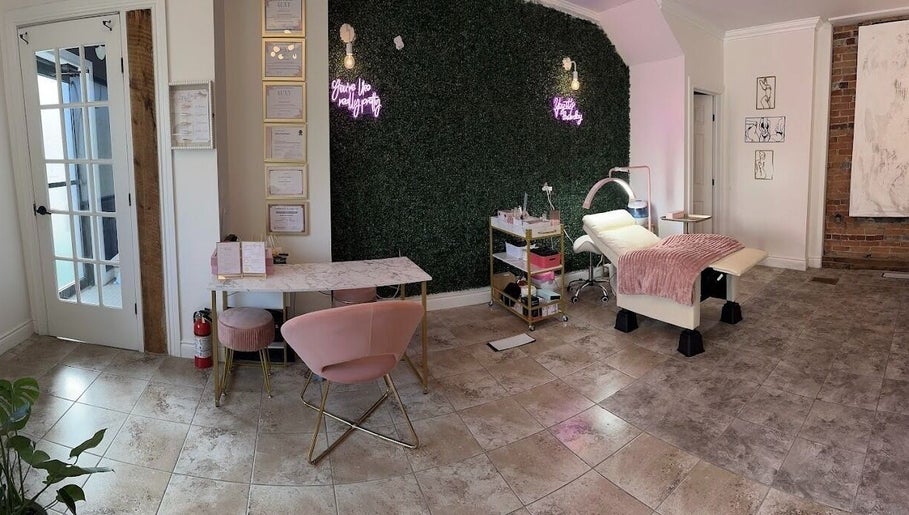 Tay’s Beauty Bar, bild 1