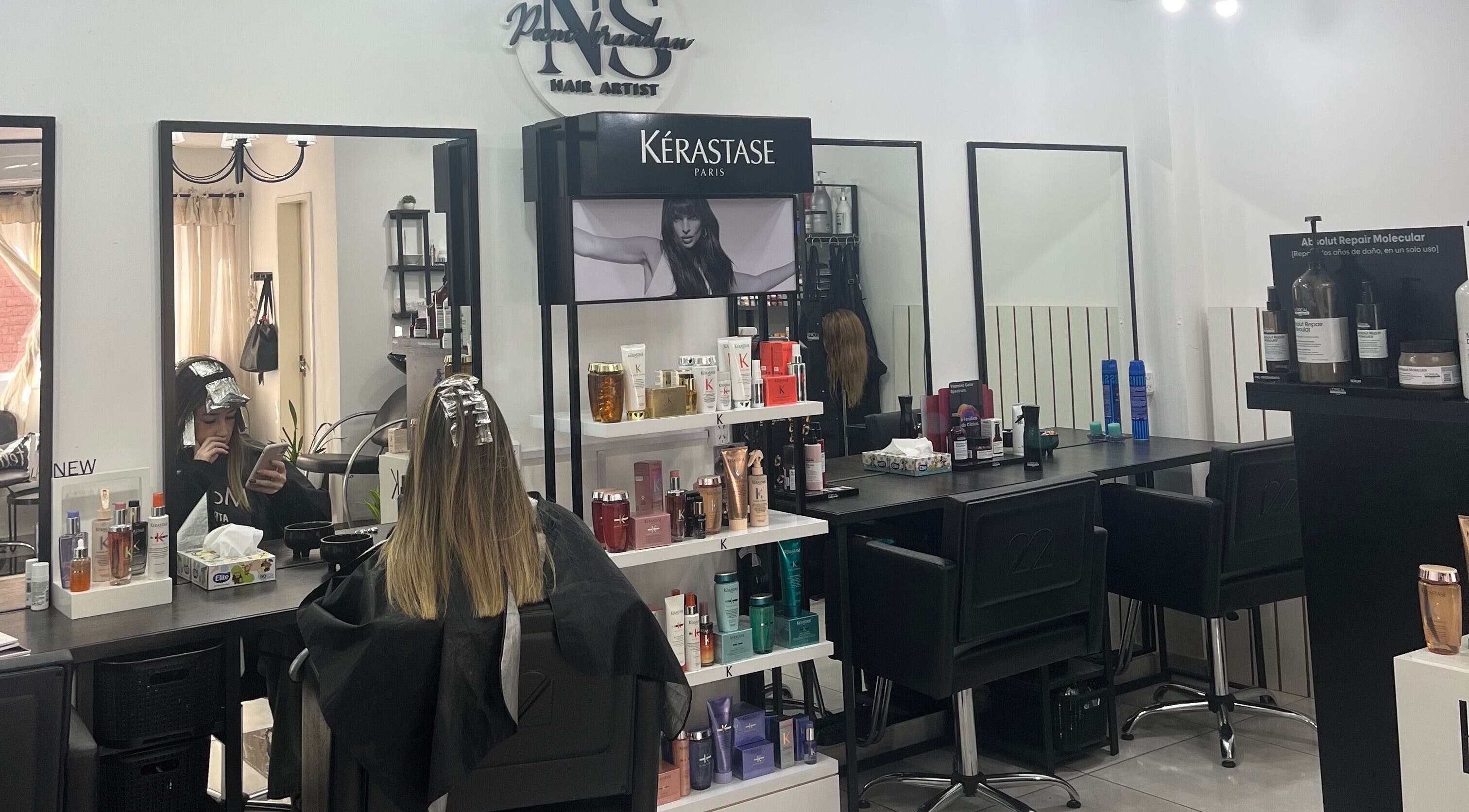 Interior de New Style Peluqueria en Merlo, Provincia De Buenos Aires, mostrando estación de peinado y productos Kérastase.