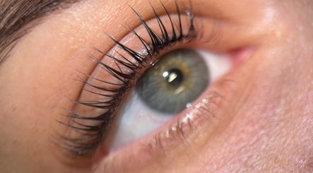 Mischa Yazbek Eyebrow Atelier image 3