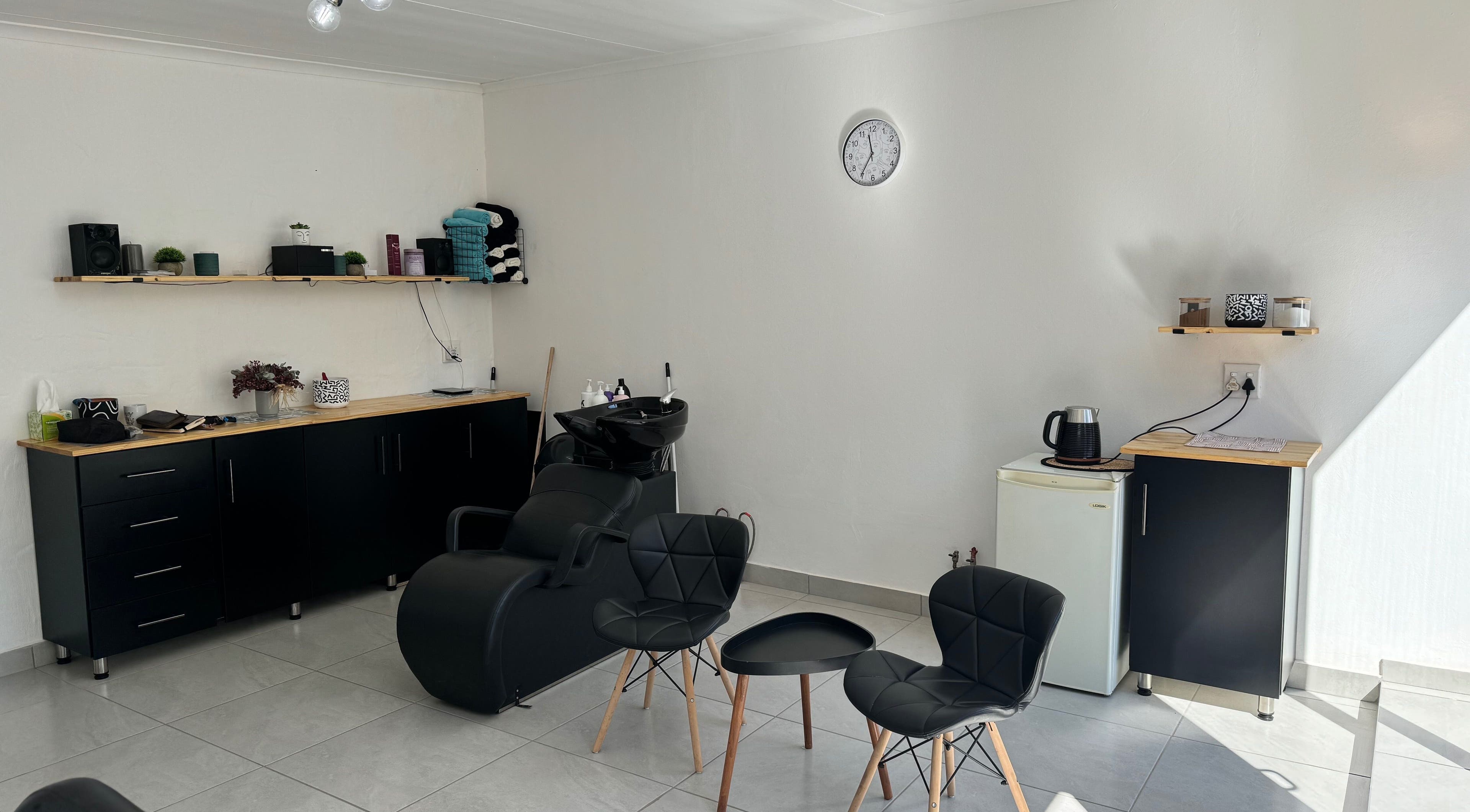 Modern salon setup at Lu Bella Hair, Modimolle, Limpopo, ZA with sleek black chairs and stylish decor.