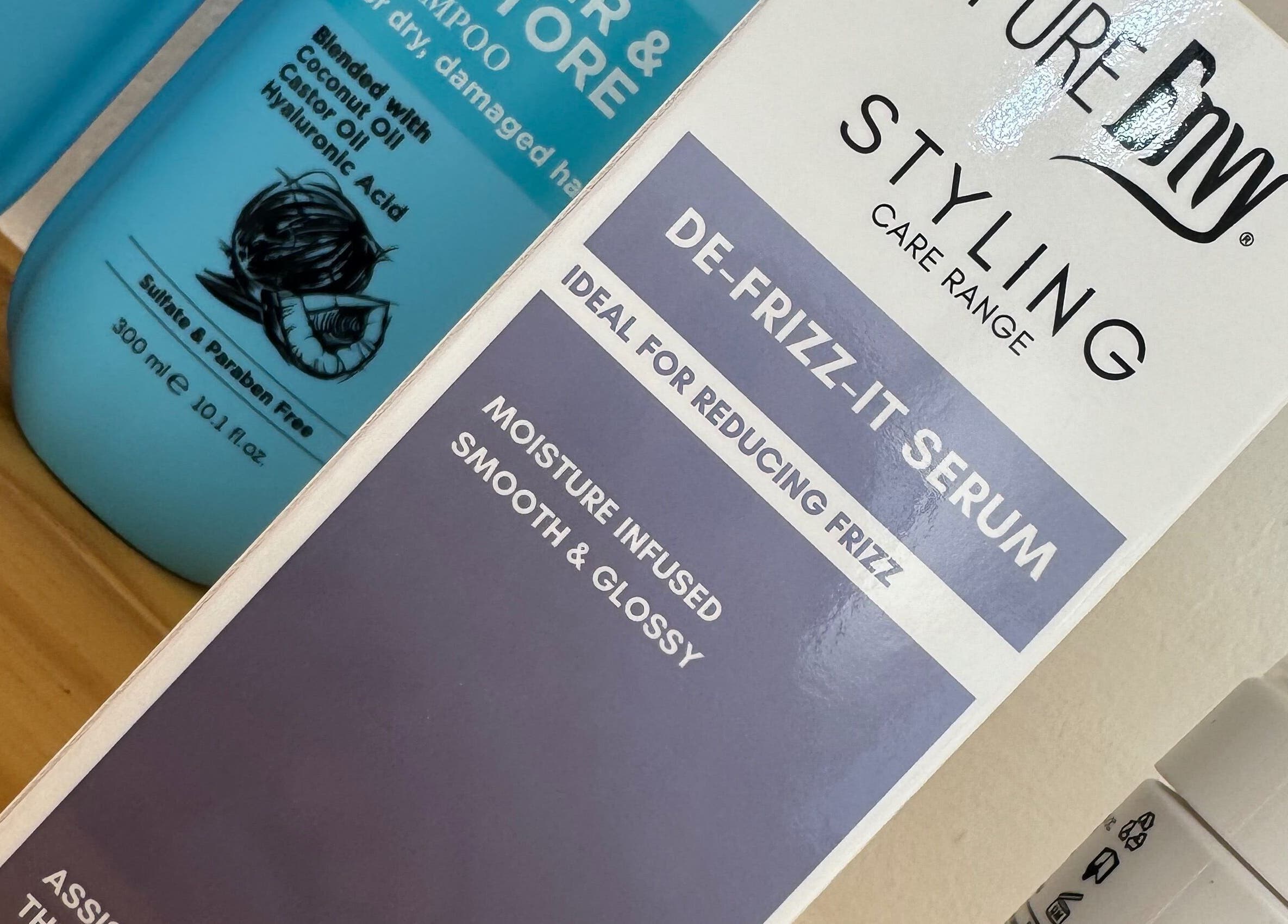 De-Frizz-It Serum at Lu Bella Hair, Modimolle, Limpopo, ZA. Ideal for smooth, glossy hair.