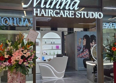 Minna Haircare Studio @ Plantation Crescent in Singapore, featuring vibrant floral arrangements and modern decor.