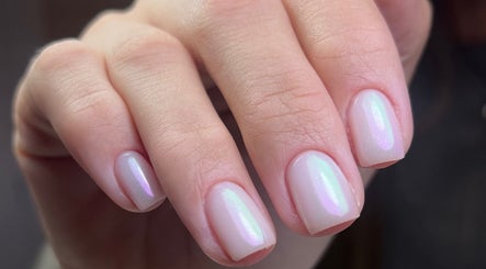 Uñas con esmalte perlado en Morgaritas Beauty Nails, Alacant, Comunidad Valenciana, ES.