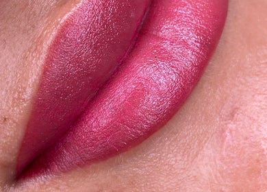 Labios con acabado brillante en Morgaritas Beauty Nails, Alacant, Comunidad Valenciana, ES.