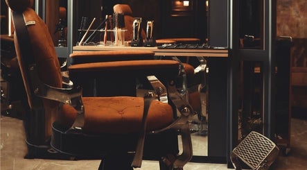Elegant salon chair at Familia Es Todo, Amman, Amman Governorate, JO, showcasing luxury beauty services.