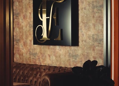 Luxurious brown sofa and ornate wall decor at Familia Es Todo, Amman, Amman Governorate, JO.