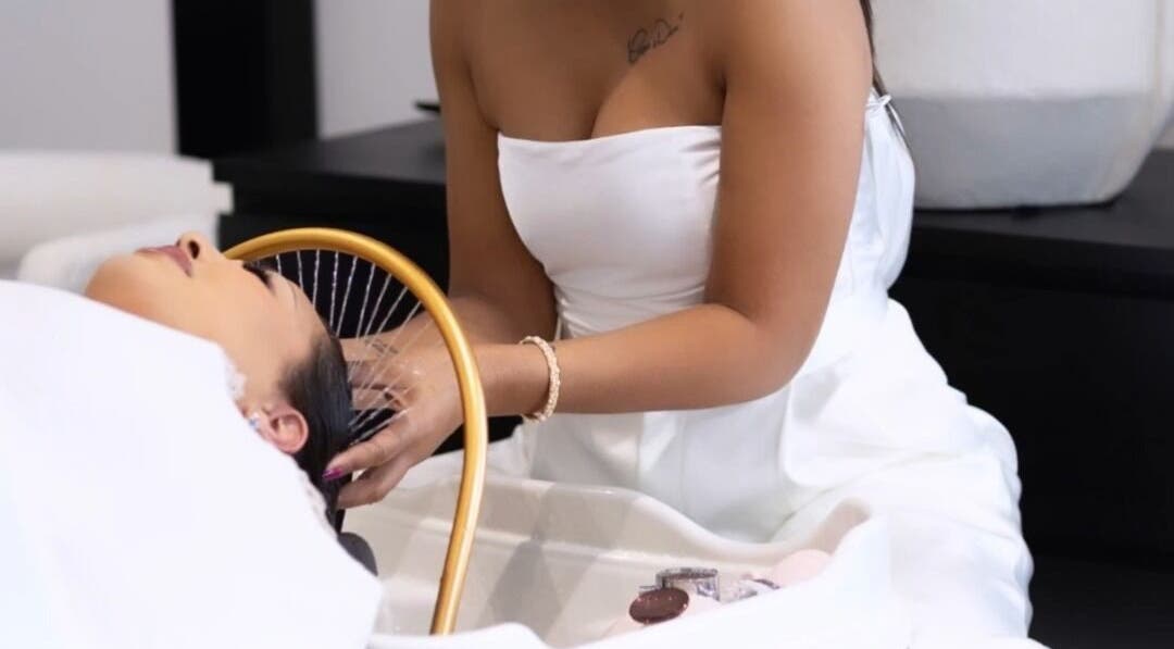 Soins capillaires au Renaissance Hair Head Spa & Aesthetic à Genève, Genève, CH. Relaxation totale assurée.