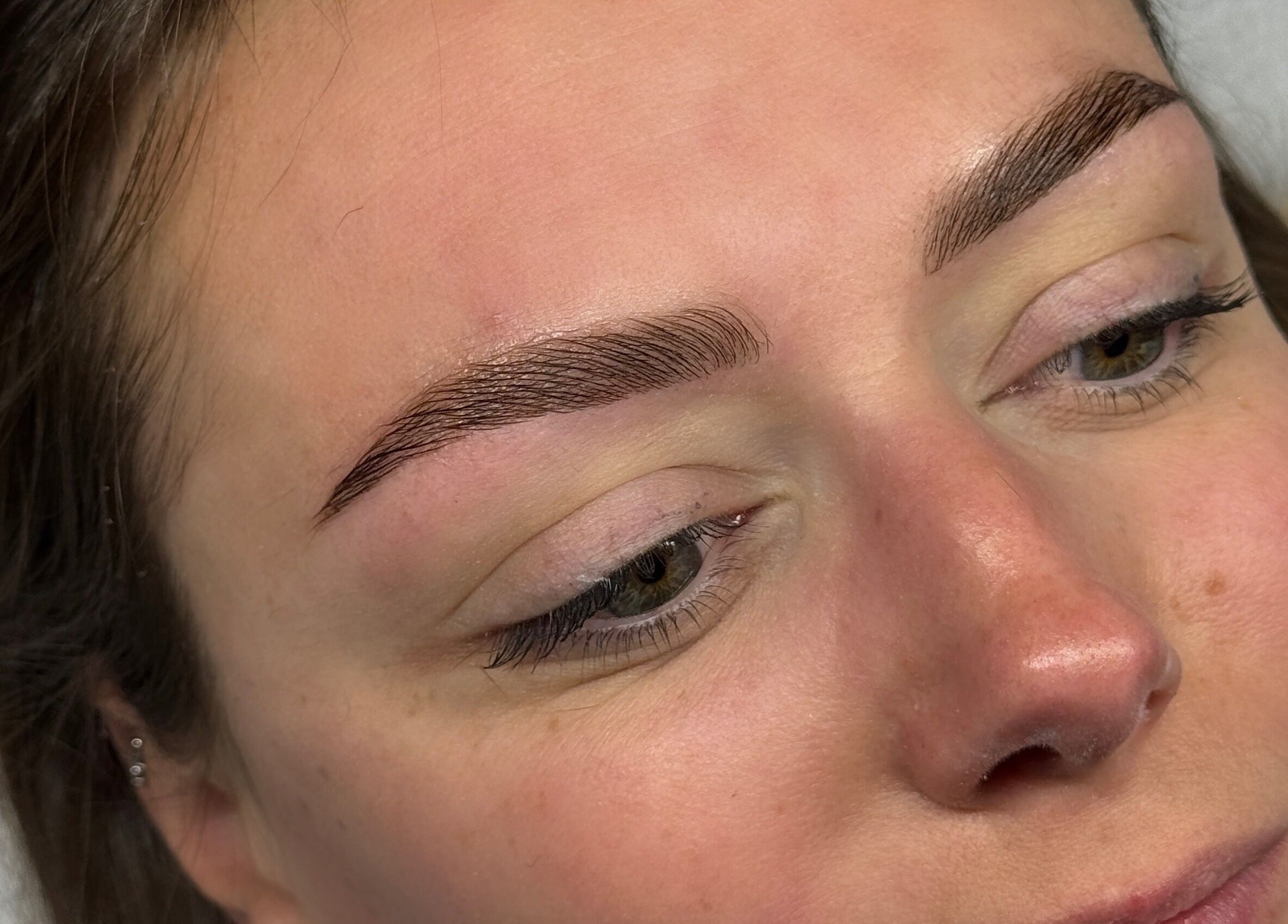 Sourcils stylisés à L’atelier de Kate - Experte du regard et Formatrice, Compiègne, Hauts-de-France, FR.
