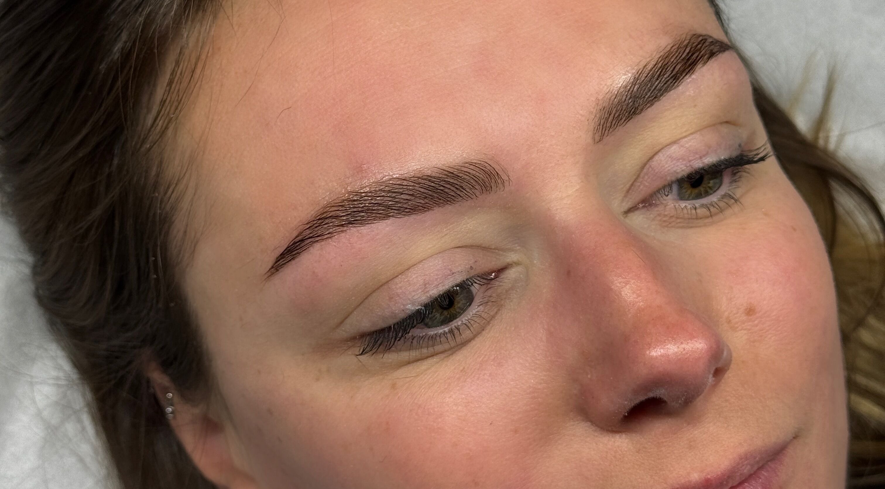 Sourcils stylisés à L’atelier de Kate - Experte du regard et Formatrice, Compiègne, Hauts-de-France, FR.