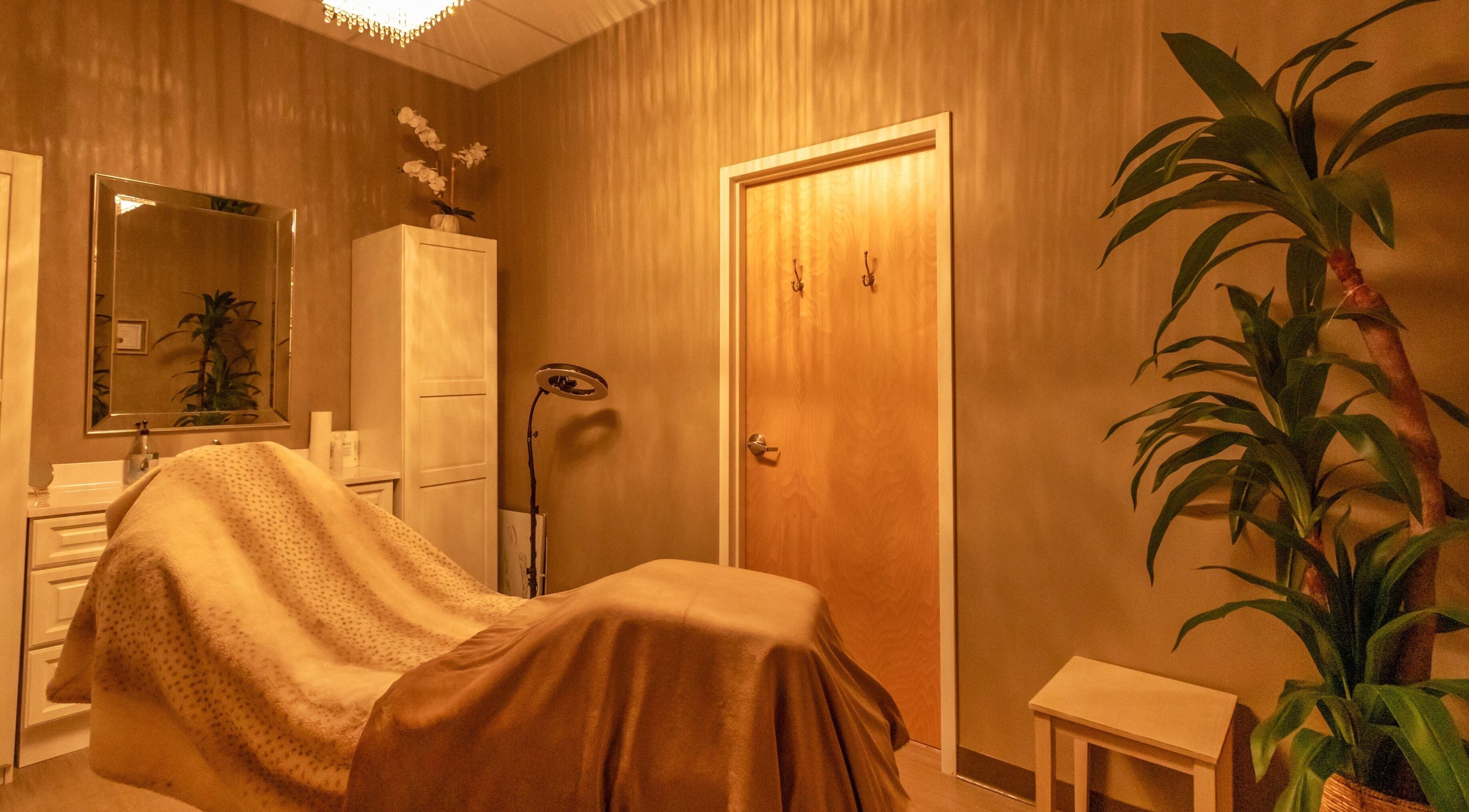 Relaxing treatment room at Kingston Lash Lady in Kingston, Massachusetts, US, featuring cozy decor and soft lighting.