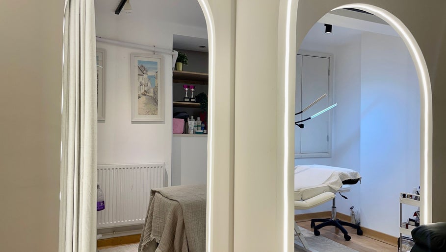 Modern, tranquil beauty room at Koi Beauty Oxford, Oxford, England, GB with inviting decor and cozy treatment bed.