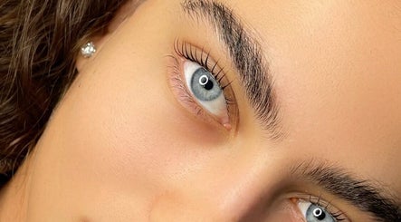 Close-up of an eye with elegant lashes, highlighting Koi Beauty Oxford's expertise in Oxford, England, GB.