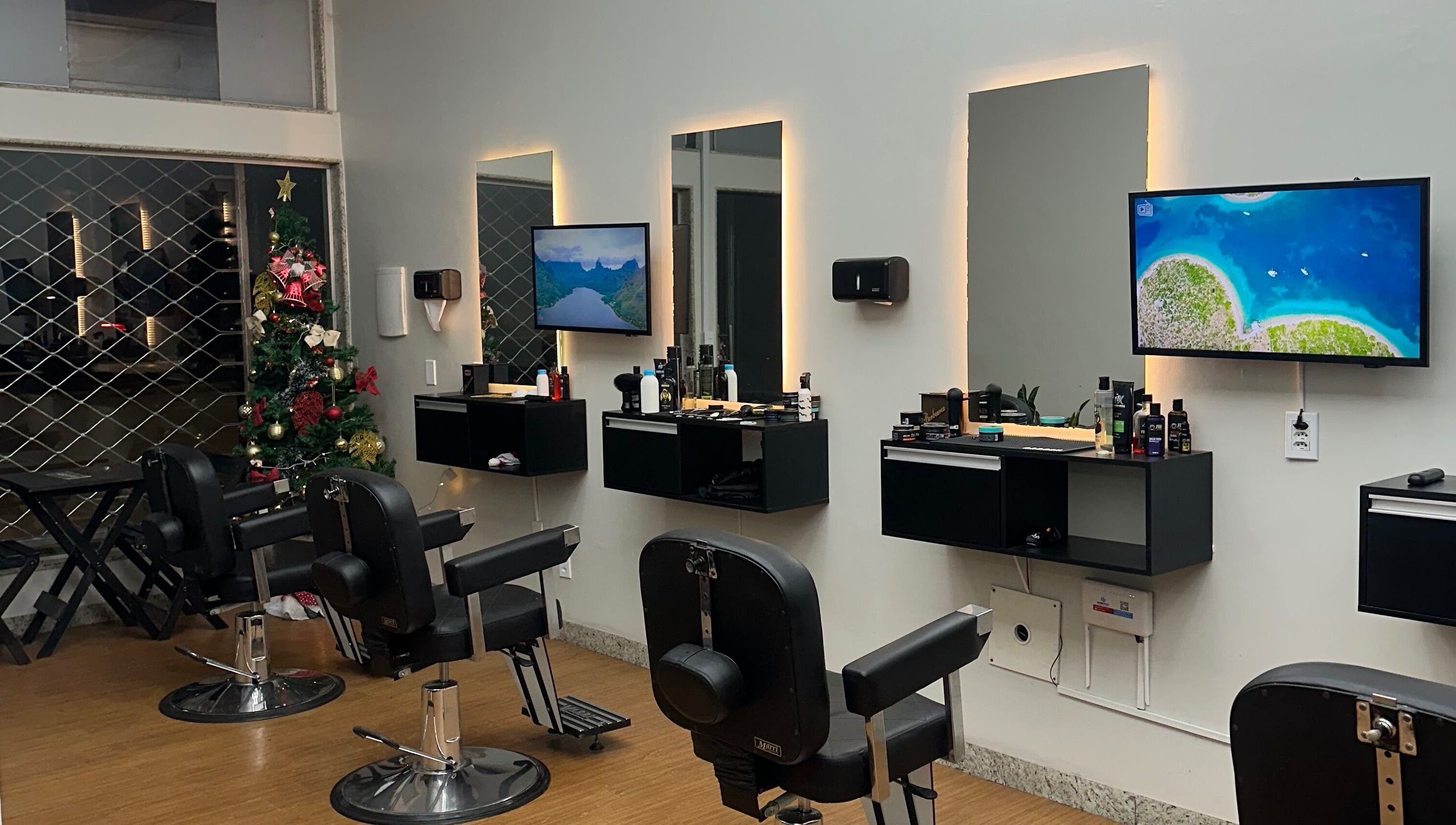 Interior moderno da Barber Premium em Rondônia, Rondônia, BR, com cadeiras de design e decoração festiva.