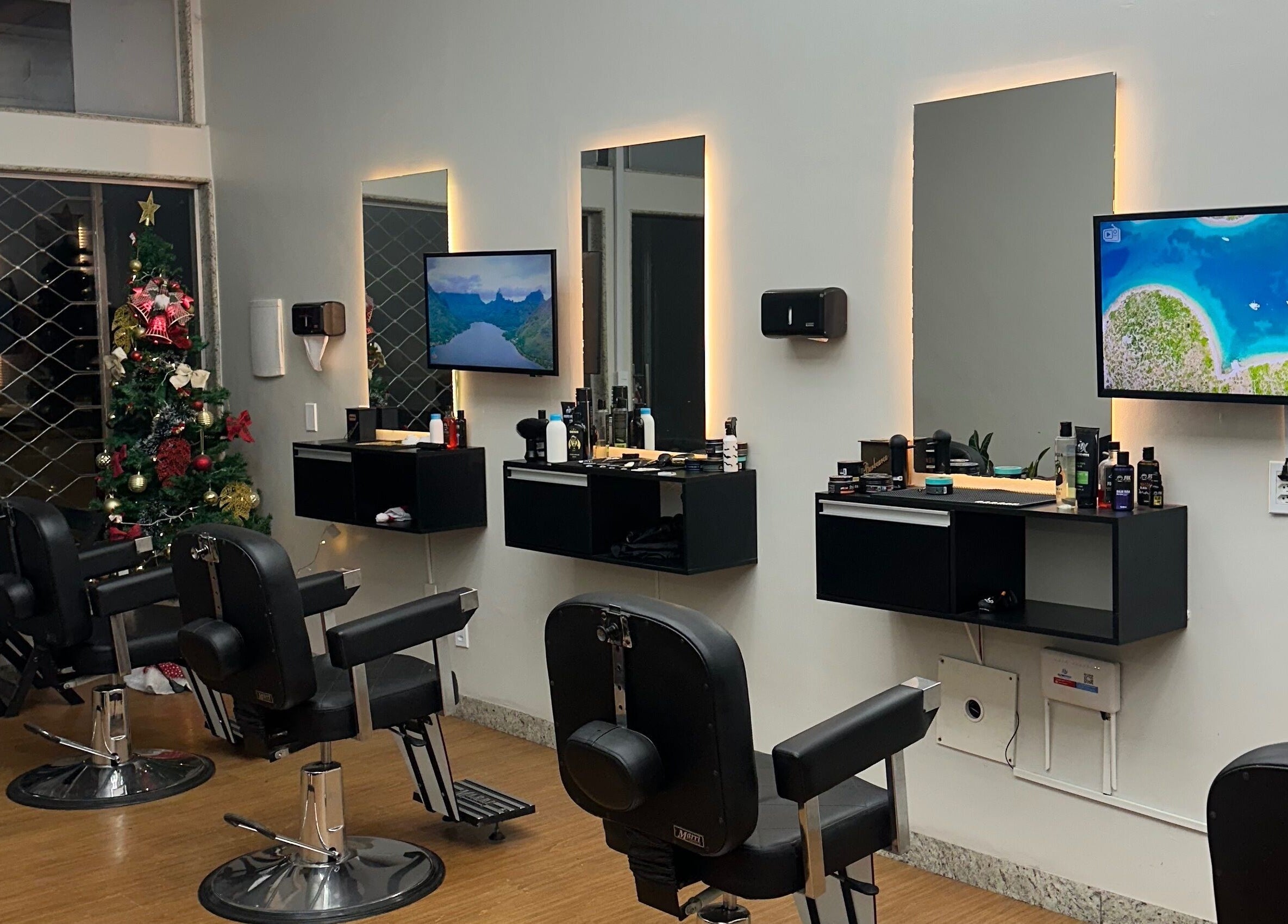Interior moderno da Barber Premium em Rondônia, Rondônia, BR, com cadeiras de design e decoração festiva.