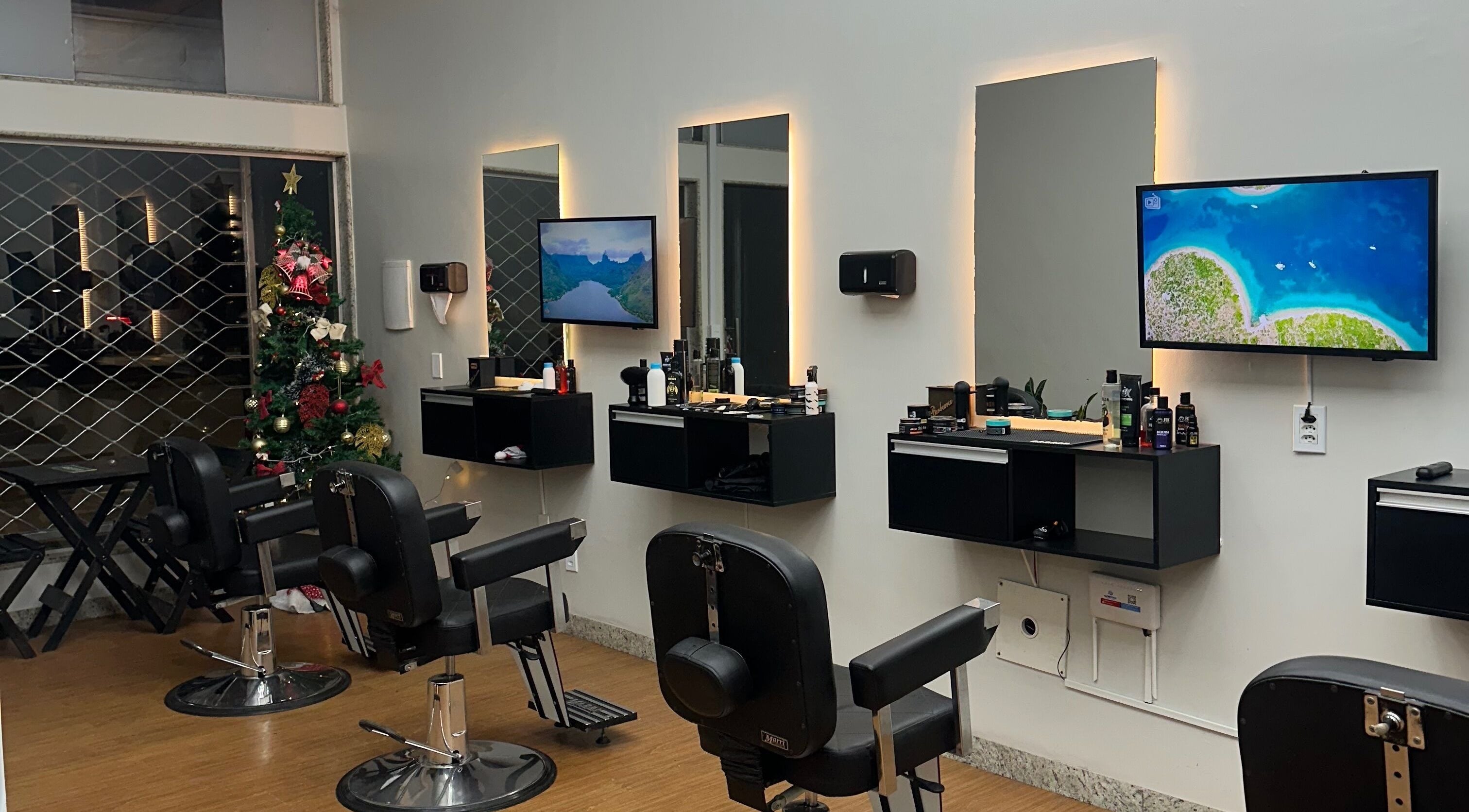 Interior moderno da Barber Premium em Rondônia, Rondônia, BR, com cadeiras de design e decoração festiva.