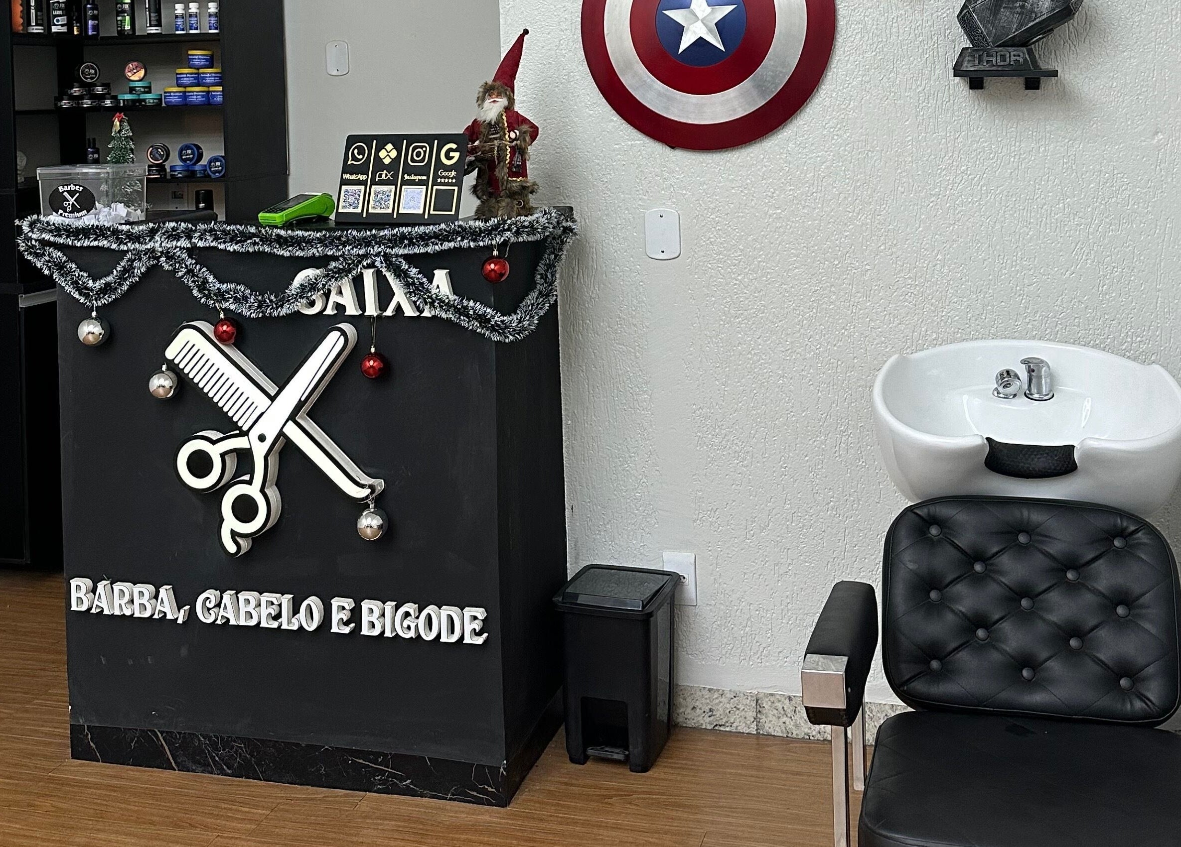 Recepção moderna da Barber Premium em Rondônia, Rondônia, BR com decoração estilosa e cadeira de lavagem.