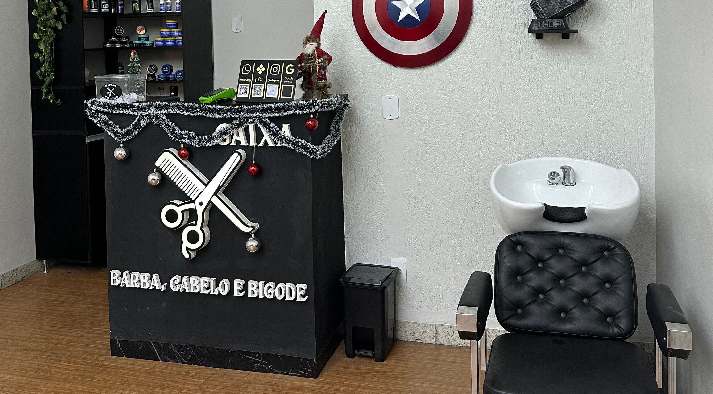 Recepção moderna da Barber Premium em Rondônia, Rondônia, BR com decoração estilosa e cadeira de lavagem.