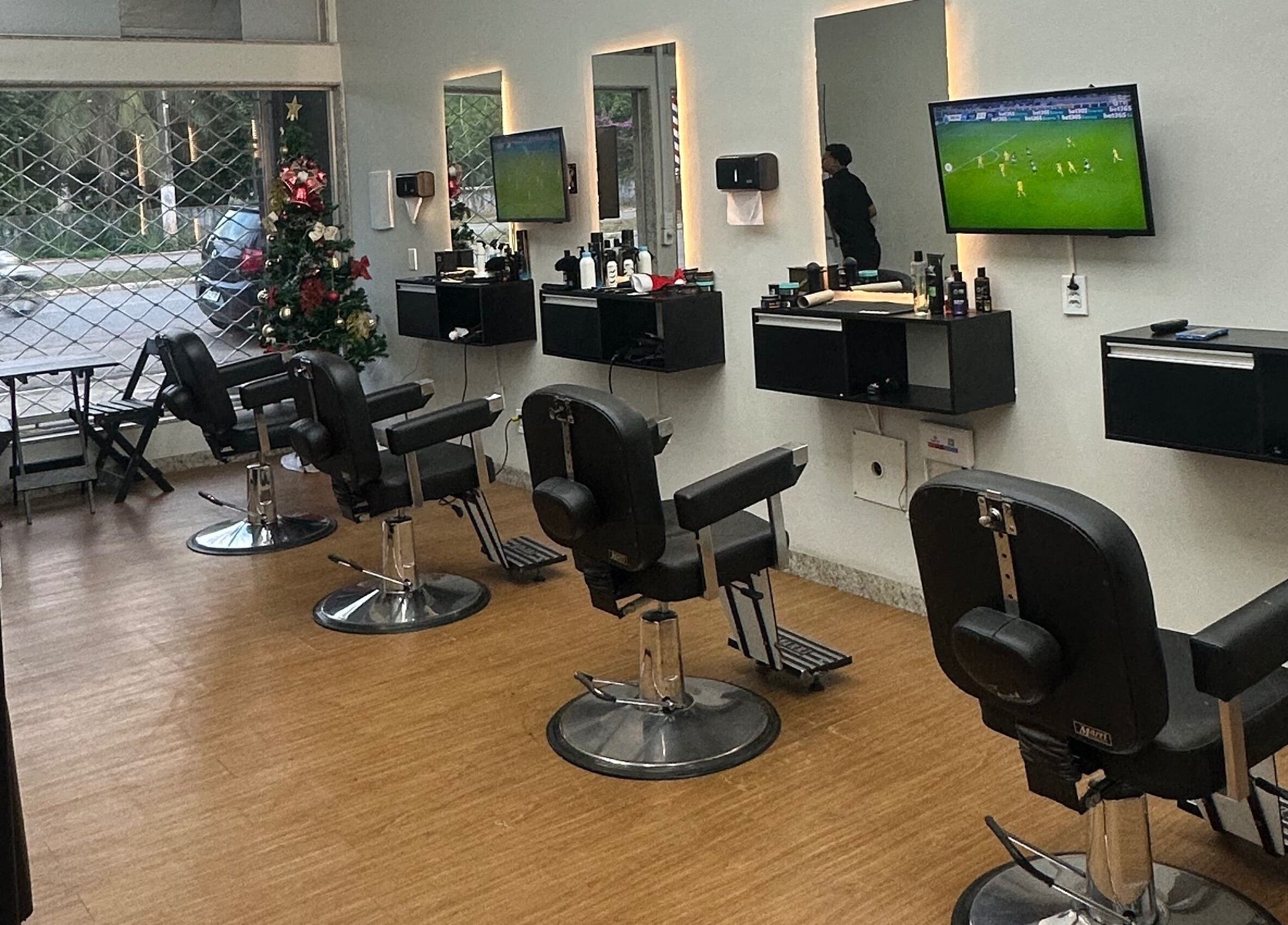 Interior do Barber Premium em Rondônia, BR, com cadeiras de barbeiro modernas e decoração festiva.