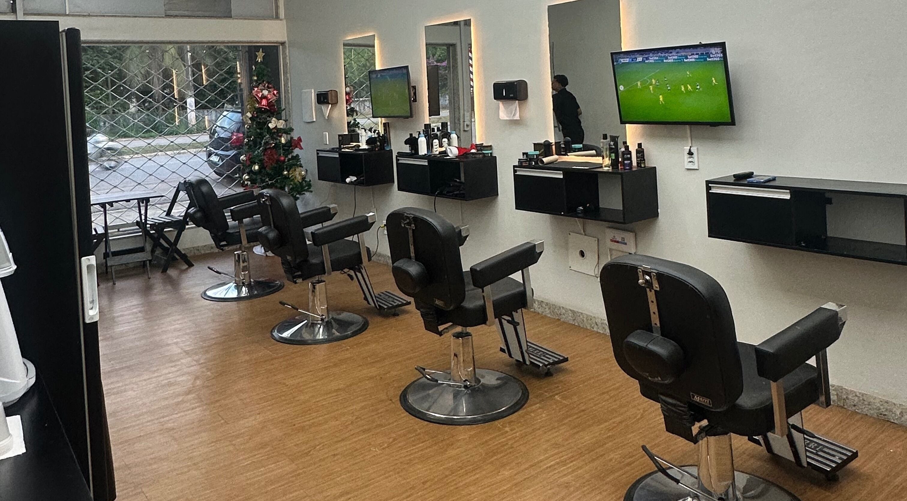 Interior do Barber Premium em Rondônia, BR, com cadeiras de barbeiro modernas e decoração festiva.