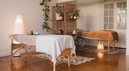 Sala de massagem no Hortus Studio yoga e terapias by Yayá Freitas em Porto, Porto, PT, com ambiente acolhedor.