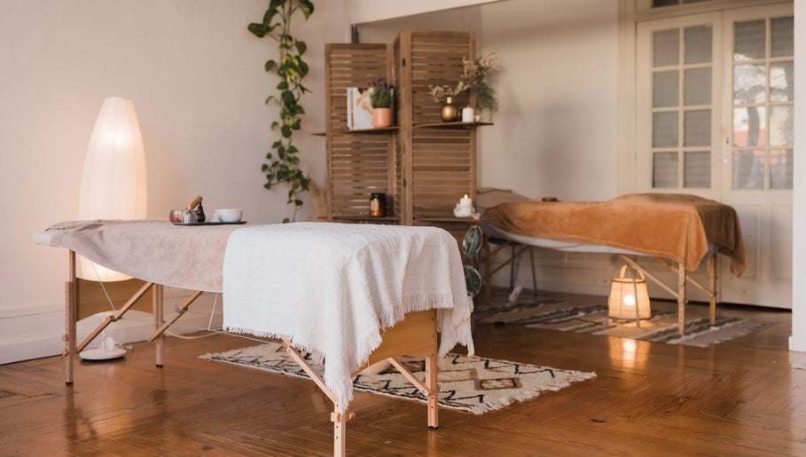 Sala de terapia relaxante no Hortus Studio yoga e terapias by Yayá Freitas, Porto, Porto, PT.