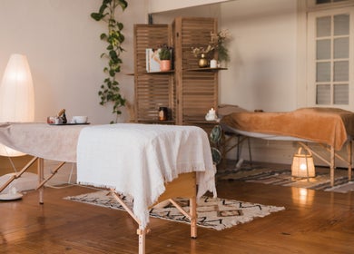 Sala de terapia relaxante no Hortus Studio yoga e terapias by Yayá Freitas, Porto, Porto, PT.