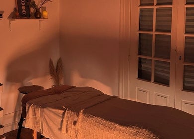 Sala de terapia acolhedora em Hortus Studio yoga e terapias by Yayá Freitas, em Porto, Porto, PT.