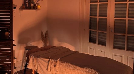 Sala de terapia acolhedora em Hortus Studio yoga e terapias by Yayá Freitas, em Porto, Porto, PT.