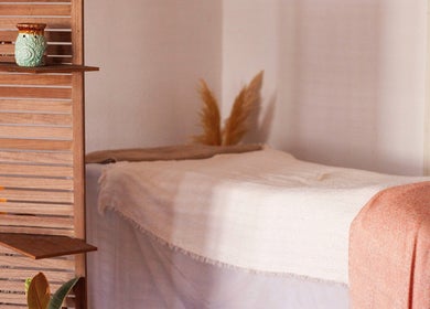 Espaço sereno no Hortus Studio yoga e terapias by Yayá Freitas, Porto, Porto, PT, ideal para relaxamento.