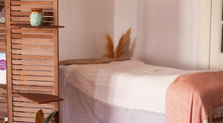 Espaço sereno no Hortus Studio yoga e terapias by Yayá Freitas, Porto, Porto, PT, ideal para relaxamento.