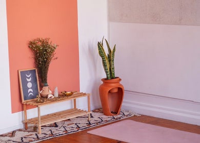 Espaço de relaxamento no Hortus Studio yoga e terapias by Yayá Freitas em Porto, Portugal, com decoração tranquila.