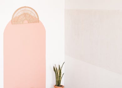 Parede minimalista com planta em Hortus Studio yoga e terapias by Yayá Freitas, Porto, Porto, PT.
