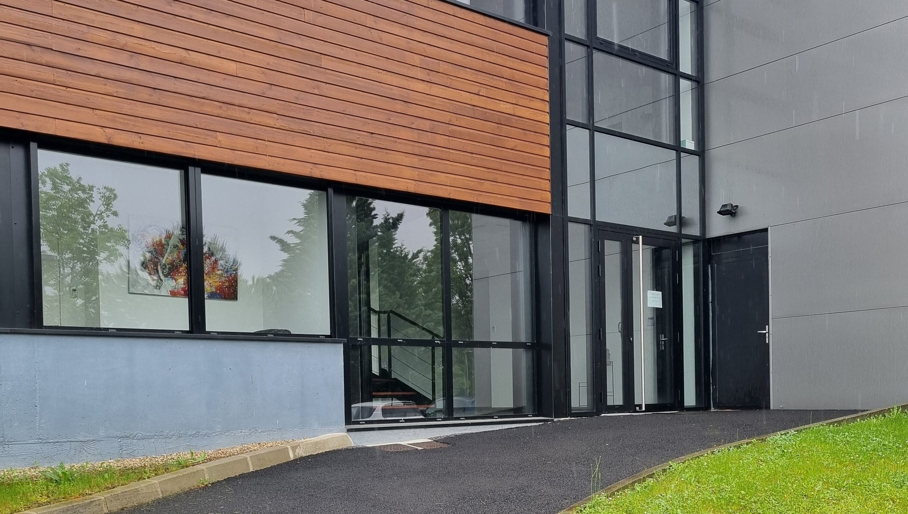 Entrée moderne de Christ'ailes à Romagnat, Auvergne-rhône-alpes, FR avec façade en bois.