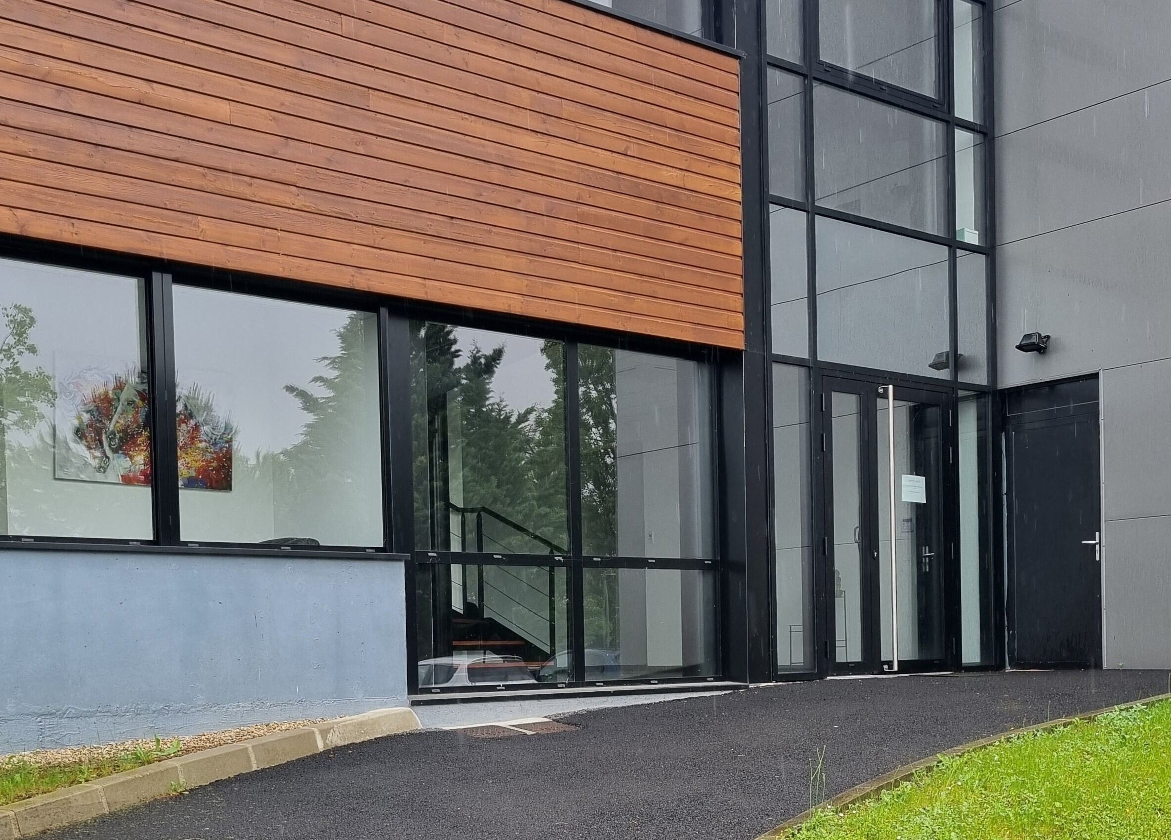 Entrée moderne de Christ'ailes à Romagnat, Auvergne-rhône-alpes, FR avec façade en bois.